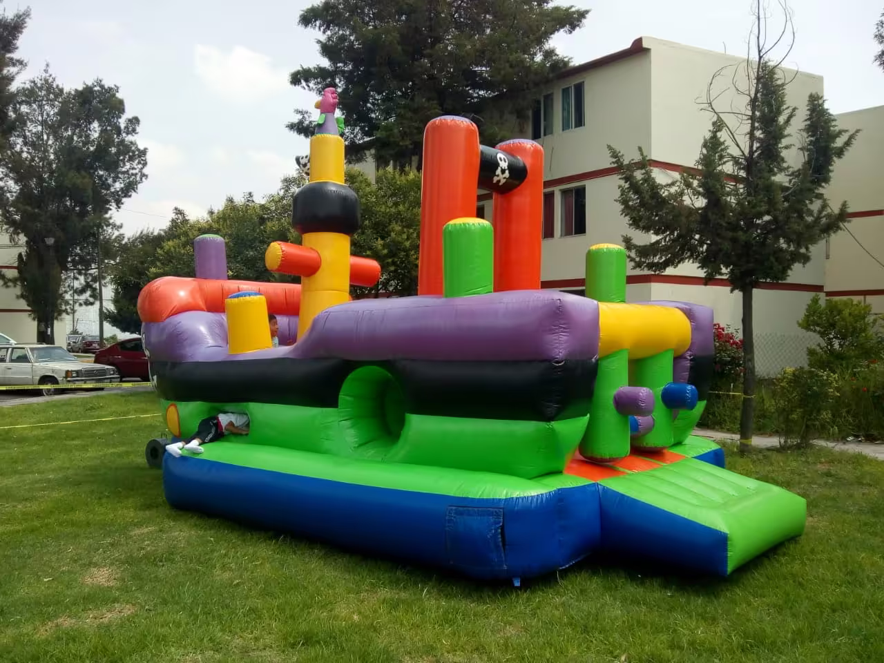 Brincolín Barco Pirata en fiesta infantil