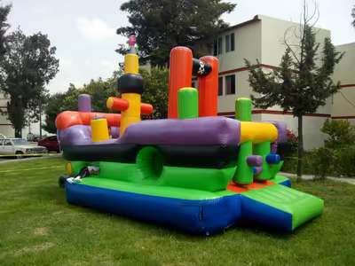 Brincolín Barco Pirata en fiesta infantil
