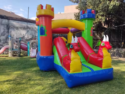 Alquiler del inflable Dragones Rojos instalado en jardín