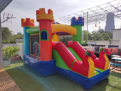 Alquiler del inflable Dragones Rojos instalado en jardín
