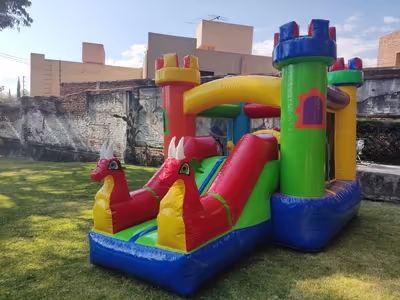 Brincolín Dragones Rojos en una fiesta infantil en CDMX
