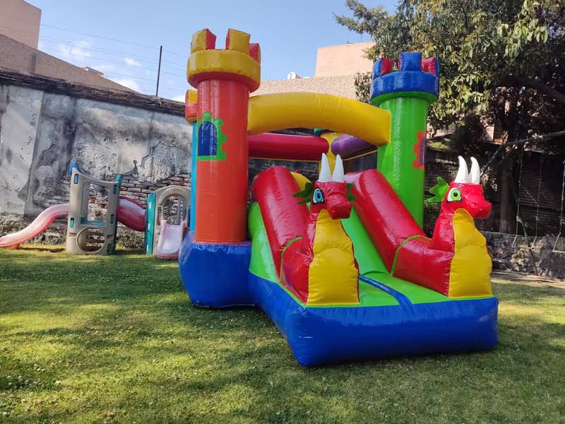 Inflable Dragones Rojos con tobogán integrado, renta en CDMX