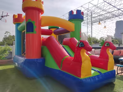 Inflable Dragones Rojos con tobogán integrado, renta en CDMX