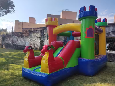 Inflable mediano Dragones Rojos de 5 metros de largo
