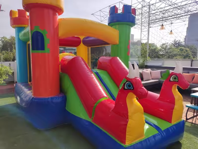 Inflable mediano Dragones Rojos de 5 metros de largo