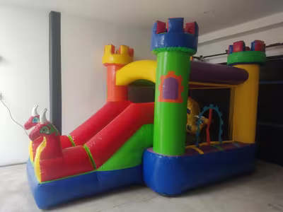 Inflable mediano Dragones Rojos de 5 metros de largo