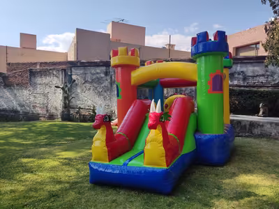 Inflable temático de dragones para fiestas en CDMX