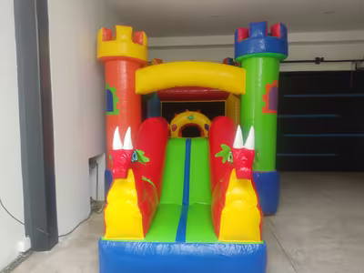 Inflable temático de dragones para fiestas en CDMX