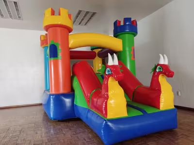 Inflable temático de dragones para fiestas en CDMX
