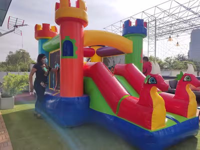 Renta de brincolín Dragones Rojos para evento infantil
