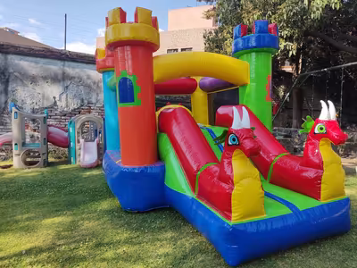Renta del inflable Dragones Rojos en CDMX, montado en jardín
