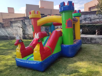 Renta del inflable Dragones Rojos en CDMX, montado en jardín