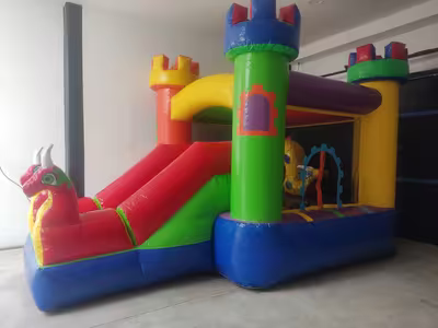 Renta del inflable Dragones Rojos en CDMX, montado en jardín