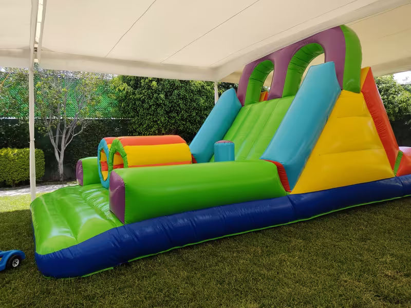 Alquiler del inflable Extrem en jardín grande