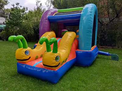 Brincolín Gusanitos en fiesta infantil en CDMX