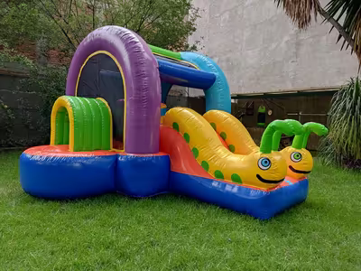 Brincolín Gusanitos en fiesta infantil en CDMX