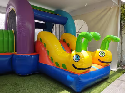 Renta de brincolín Gusanitos en jardín de CDMX