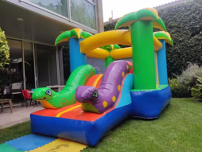 Castillo inflable de jungla con tobogán