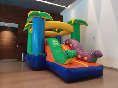 Castillo inflable de jungla con tobogán