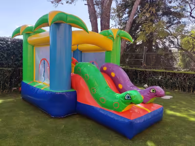 Inflable de selva con palmeras para cumpleaños de niños