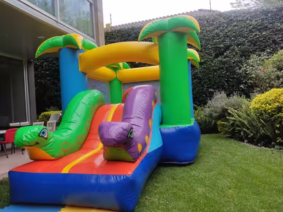Inflable de selva con palmeras para cumpleaños de niños