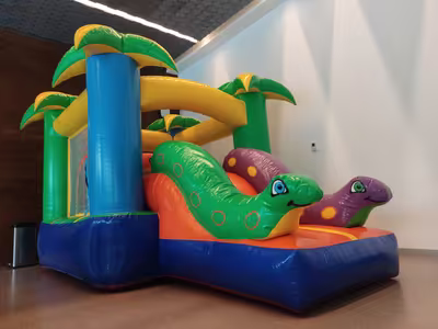 Inflable de selva con palmeras para cumpleaños de niños