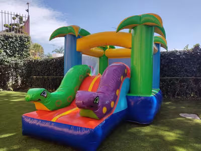 Renta de brincolín de jungla con animales para evento