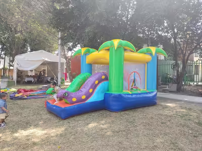 Renta de brincolín de jungla con animales para evento