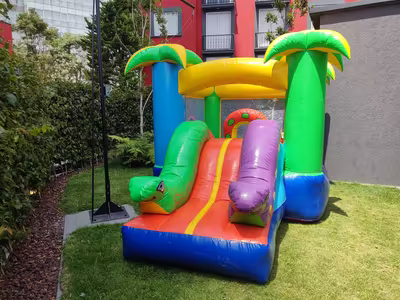 Renta de brincolín de jungla con animales para evento