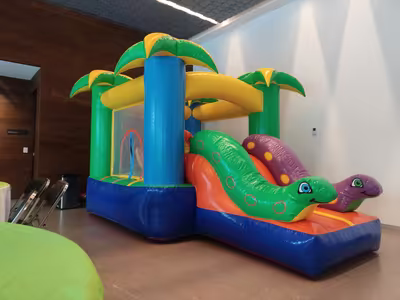Renta de brincolín de jungla con animales para evento