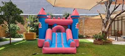Castillo inflable de Princesas montado en jardín CDMX