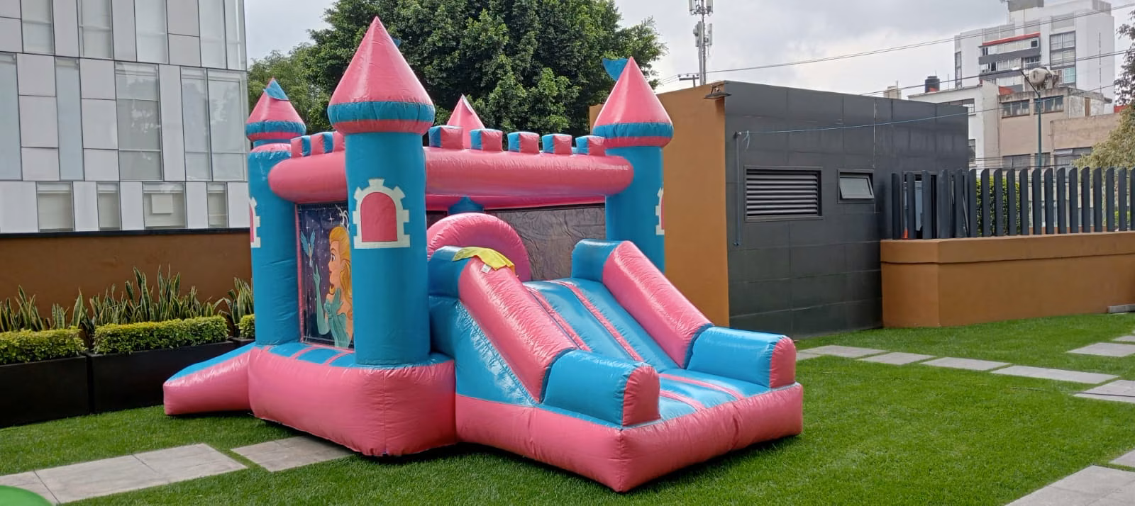 Castillo de Princesas rosa y turquesa instalado en terraza