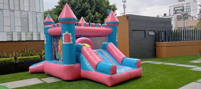 Castillo de Princesas rosa y turquesa instalado en terraza