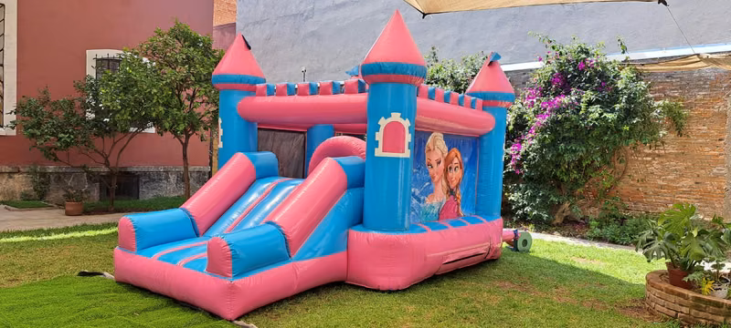 Renta del castillo de Princesas con tobogán doble en CDMX