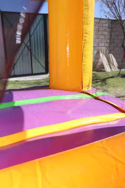 Evento corporativo familiar con inflable en CDMX