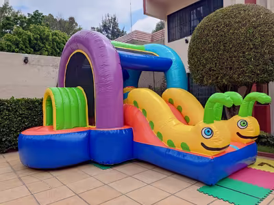Evento corporativo familiar con inflable en CDMX