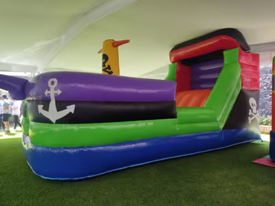 Evento corporativo familiar con inflable en CDMX