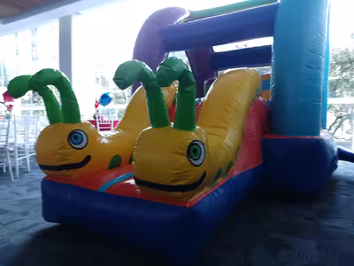 Evento corporativo familiar con inflable en CDMX
