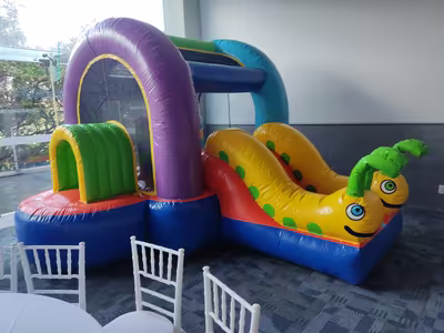 Evento corporativo familiar con inflable en CDMX