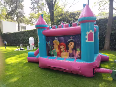 Evento corporativo familiar con inflable en CDMX