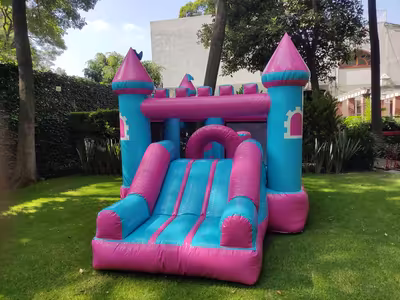 Evento corporativo familiar con inflable en CDMX