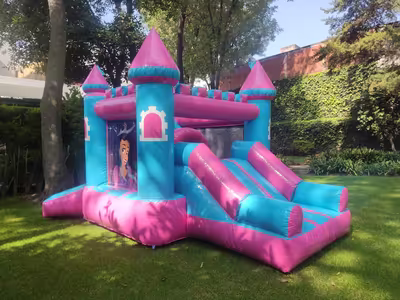 Evento corporativo familiar con inflable en CDMX