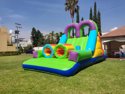 Evento corporativo familiar con inflable en CDMX