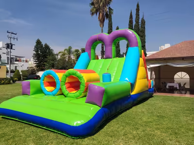 Evento corporativo familiar con inflable en CDMX