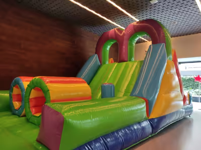 Evento corporativo familiar con inflable en CDMX