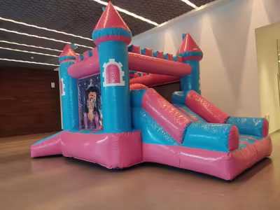 Evento infantil con inflable instalado en jardín en CDMX