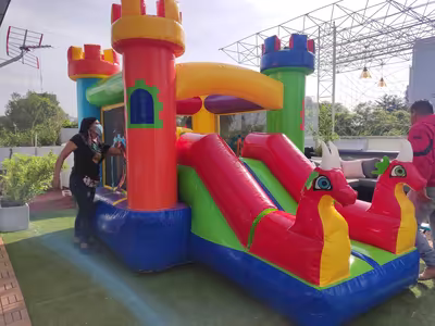 Evento infantil con inflable instalado en jardín en CDMX