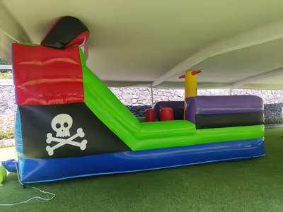 Evento infantil con inflable instalado en jardín en CDMX