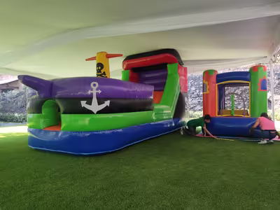 Evento infantil con inflable instalado en jardín en CDMX