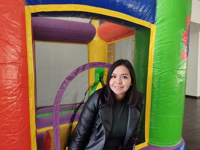Evento infantil con inflable instalado en jardín en CDMX